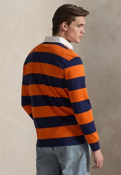 Langärmliges Poloshirt mit abwechselnden orangefarbenen und dunkelblauen Streifen, einem weißen Kragen und einer glatten Baumwollstruktur.