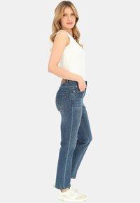 Jeans w wysokim stanie, niebieskie, wykonane z denimu, z prostymi nogawkami, posiadające dwie tylne kieszenie oraz delikatne przetarcia z przodu i na nogawkach.