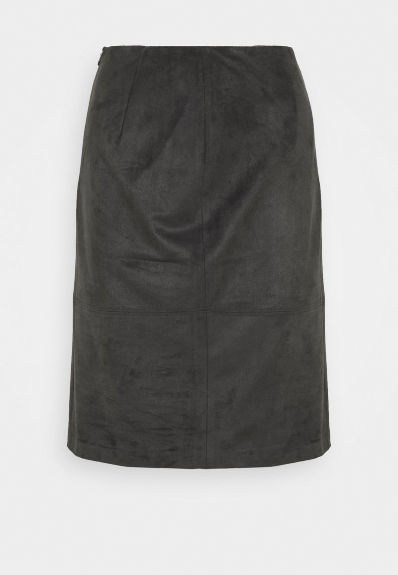 Jupe en daim noir avec une coupe droite, présentant des détails de couture subtils et une fermeture éclair au dos. Texture lisse et conception non doublée.