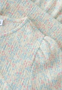 Leicht strukturierter Stoffkleid mit einem Pastellmuster aus rosa und blauen Punkten auf einem cremefarbenen Hintergrund. Es hat einen runden Ausschnitt und Puffärmel.