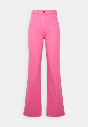 Calças de ganga cor-de-rosa, modelo à boca de sino, de cintura alta, com um único botão frontal e fecho de correr, e duas bolsos frontais com costura sem emendas.