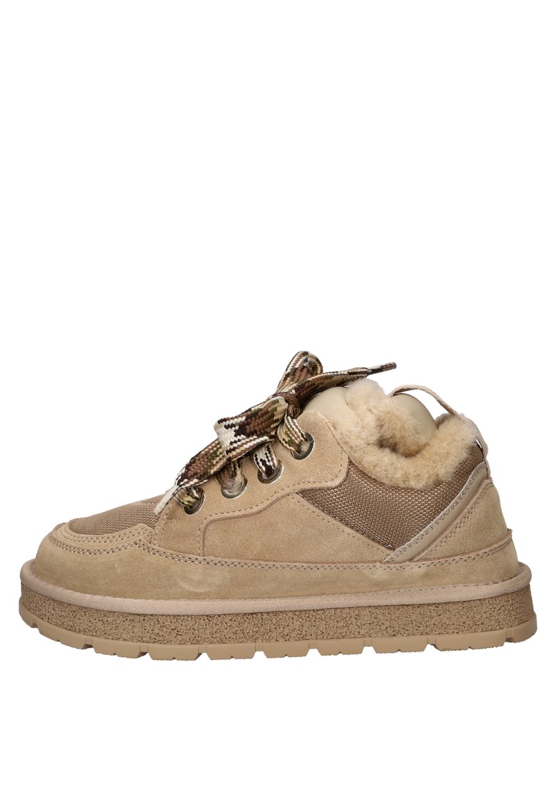 Beige suède sneaker met een getextureerde tan rubberen zool, patroonveters en een met bont gevoerde kraag voor warmte en comfort.