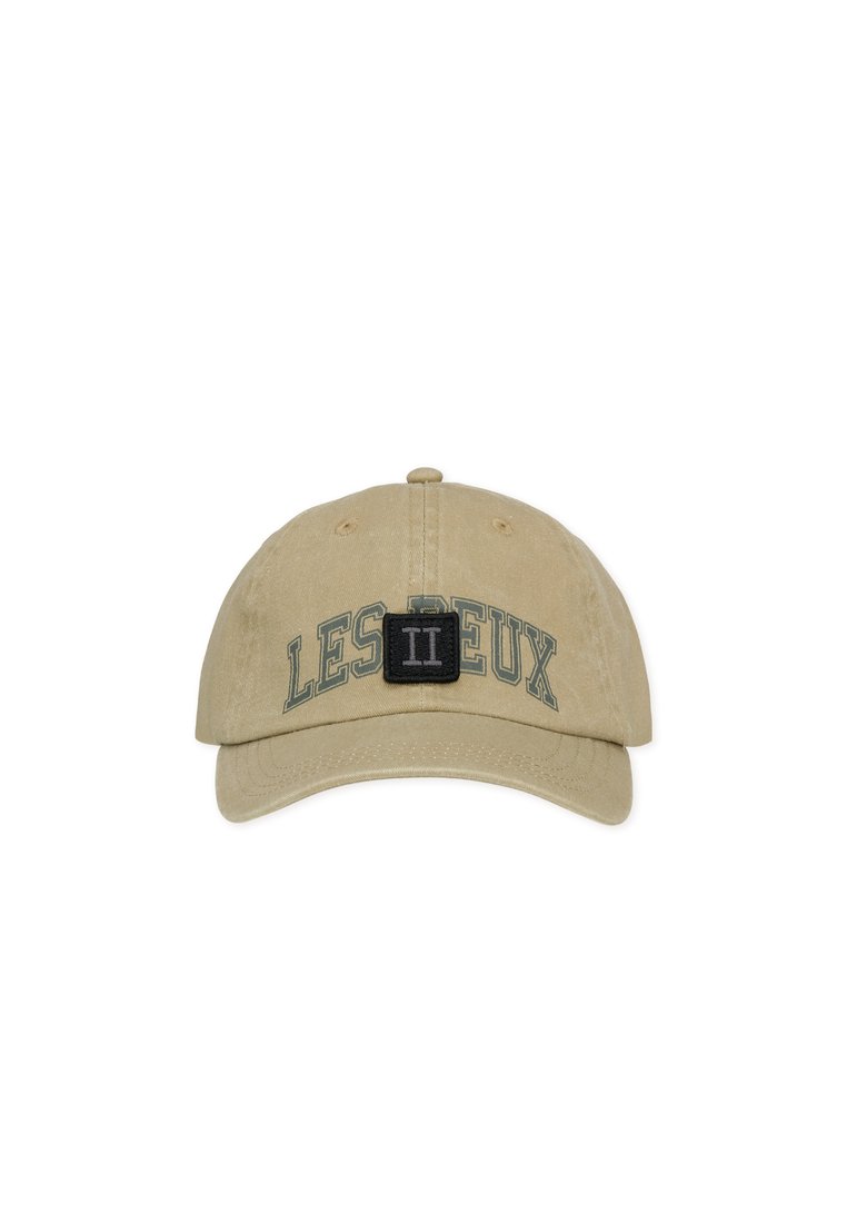 Beige baseball caps med "LES DEUX" tekst og en sort firkantet lapp med hvid romersk nummer II på frontpanelen.