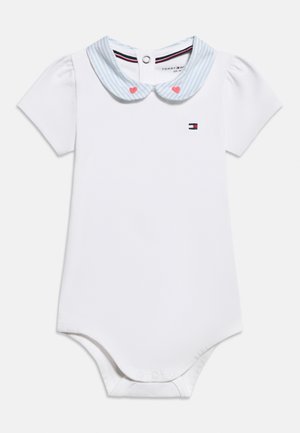 Body bianco a maniche corte per neonati con colletto Peter Pan a righe blu, dettagli a forma di cuore rosso e piccolo logo Tommy Hilfiger sul petto.