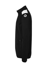 Zwarte ritssportjack met een staande kraag, voorzien van een witte accent bij de schouder en een ronde logo aan de linkerkant. Soepele textuur.