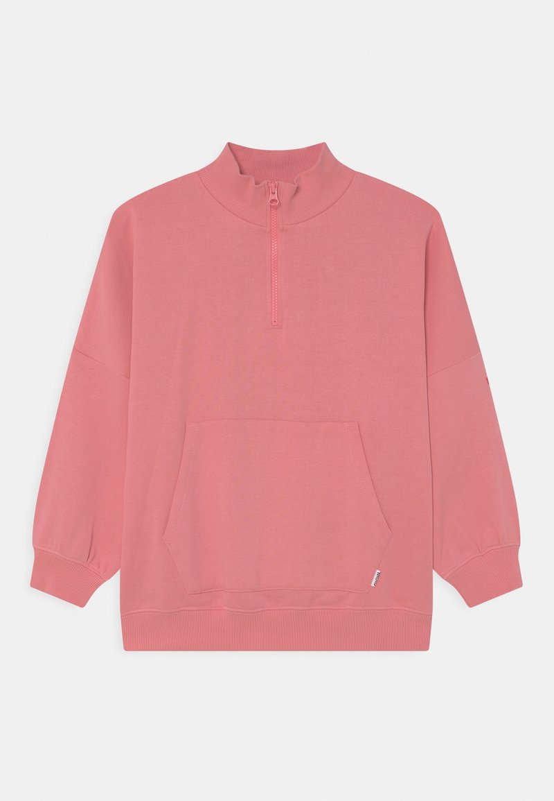 Sweatshirt rose clair avec un col haut, une demi-fermeture éclair, des manches longues et une poche avant. Le matériau semble doux avec une texture lisse.