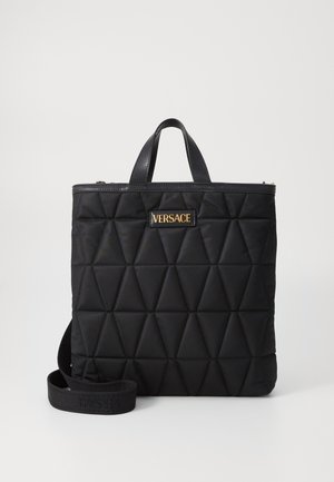 Zwart gewatteerde nylon draagtas met driehoekige patronen, leren afwerking, bovenhandvatten en een afneembare schouderband met een gouden Versace-logo.