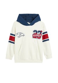 Sudadera blanca con capucha y puños azul marino, que presenta rayas rojas y azules, un gran bordado de "23" y "GEORGIA", y el texto en cursiva "Future Goals".