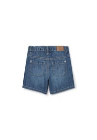 Shorts de denim con un lavado azul medio, cinturilla elástica, dos bolsillos traseros, detalles de costura y una etiqueta de cuero en la cintura trasera.