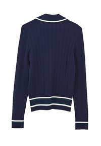 Cárdigan de punto acanalado en azul marino con detalles de punto cable. Presenta un cuello blanco en contraste y un dobladillo a rayas con acentos en verde y blanco.