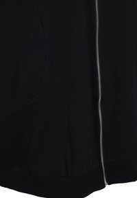 Primer plano de tela negra que muestra un zipper de metal plateado y un detalle de costura curva cerca del dobladillo inferior.