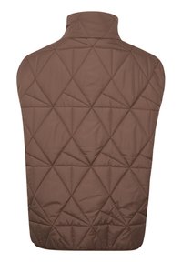 Brązowa pikowana kamizelka z wysokim kołnierzem, w diamentowy wzór, bez widocznych zapięć. Gładka tekstura z opływowym sylwetką.