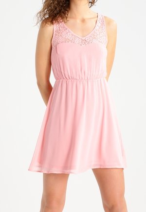 Vestido sin mangas de color rosa con un corpiño de encaje, cintura ajustada y falda acampanada, hecho de una tela ligera y suave.