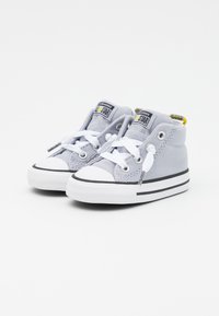 Šedé plátěné vysoké tenisky mají bílé tkaničky, černou gumovou podrážku a klasický tvar špičky. Žlutý akcent na zadní straně.