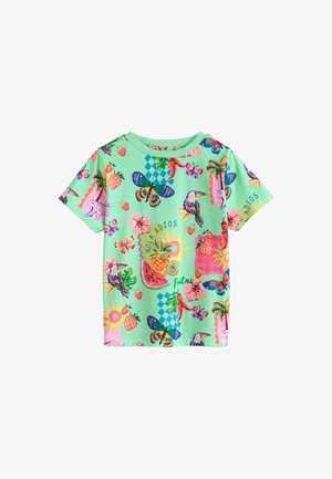 Camiseta infantil de manga corta en verde menta con estampado tropical colorido que incluye mariposas, tucanes, frutas, flores y el texto "Hola Adios".