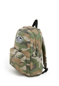Mochila con patrón de camuflaje y tela texturizada, que cuenta con un bolsillo frontal, correas ajustables y un parche de marca en el lado superior.