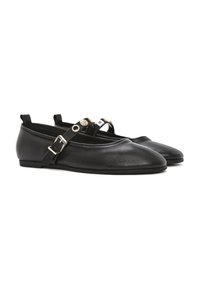 Bailarinas de cuero negro con punta redondeada y diseño de tiras cruzadas. Presentan una pequeña hebilla y detalles texturizados en la superficie.