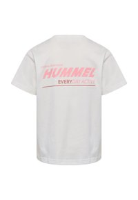 Weißes T-Shirt mit kurzen Ärmeln und einem großen pinken "HUMMEL"-Logo sowie dem Text "EVERYDAY ACTIVE" in einer fetten, sportlichen Schriftart auf der Rückseite.