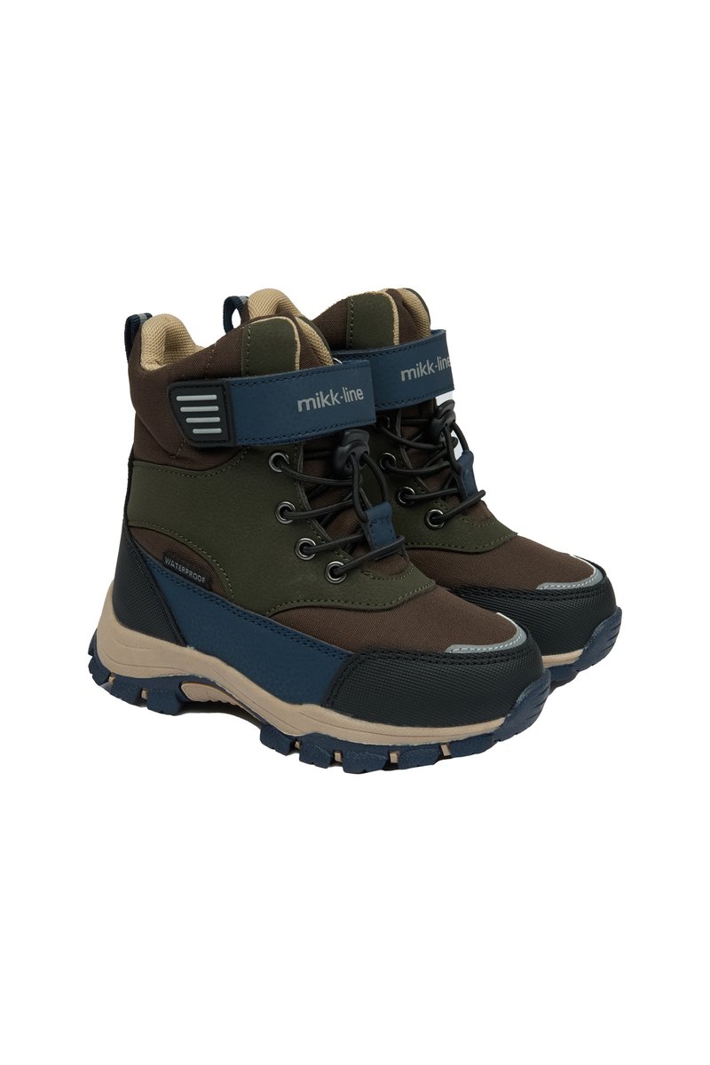 Wasserdichte Wanderschuhe mit Obermaterialien in Braun, Grün und Marineblau; strukturierte Gummisohle; Schnürung vorne und Klettverschluss für einen sicheren Sitz.