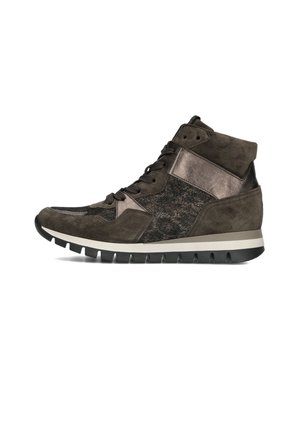 Hohe sneaker in donkerbruin suède en leer, met een gestructureerd paneel, vetersluiting en een dikke rubberen zool met een contrasterende lichte streep.