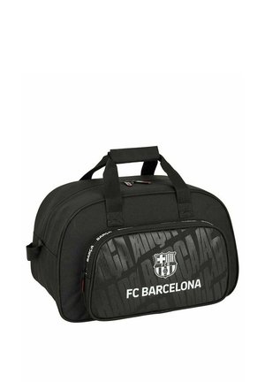 Czarna sportowa torba FC Barcelona z uchwytami i przednią kieszenią na zamek błyskawiczny z logo klubu i powtarzającym się wzorem tekstu.