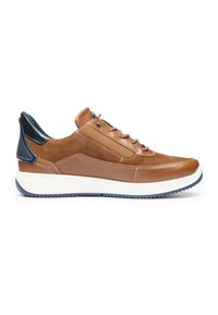 Brauner Leder- und Wildledersneaker mit marineblauem Fersenakzent, Schnürverschluss vorne, weißer Sohle und strukturierter marineblauer Außensohle, seitlich dargestellt.