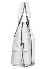 Biała skórzana torebka z wytłaczanym wzorem, czarnym zamkiem błyskawicznym i podwójnymi uchwytami, pokazywana z boku, z długim paskiem zwisającym w dół.