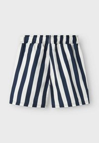 Bañadores de rayas en navy y blanco con cintura elástica y tejido ligero y suave. El diseño incluye rayas verticales y sin bolsillos.