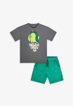 Grå kortærmet skjorte med grøn dinosaur grafik og teksten "Never Grow Up" kombineret med ensfarvede grønne shorts med snor.