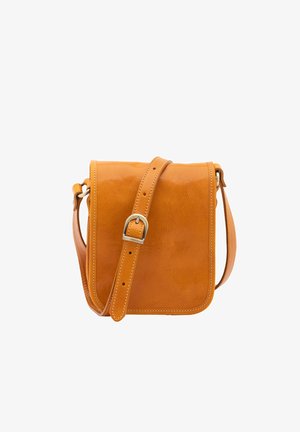 Tanleren crossbodytas met verstelbare band en zilveren gesp, vierkante vorm, gladde textuur en zichtbare stiksels aan de randen.