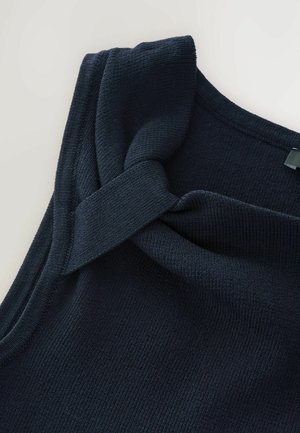 Námořnický pletený top s designem překrouceného límce. Hladká textura a kulatý výstřih. Obsahuje jemné žebrování podél okrajů.