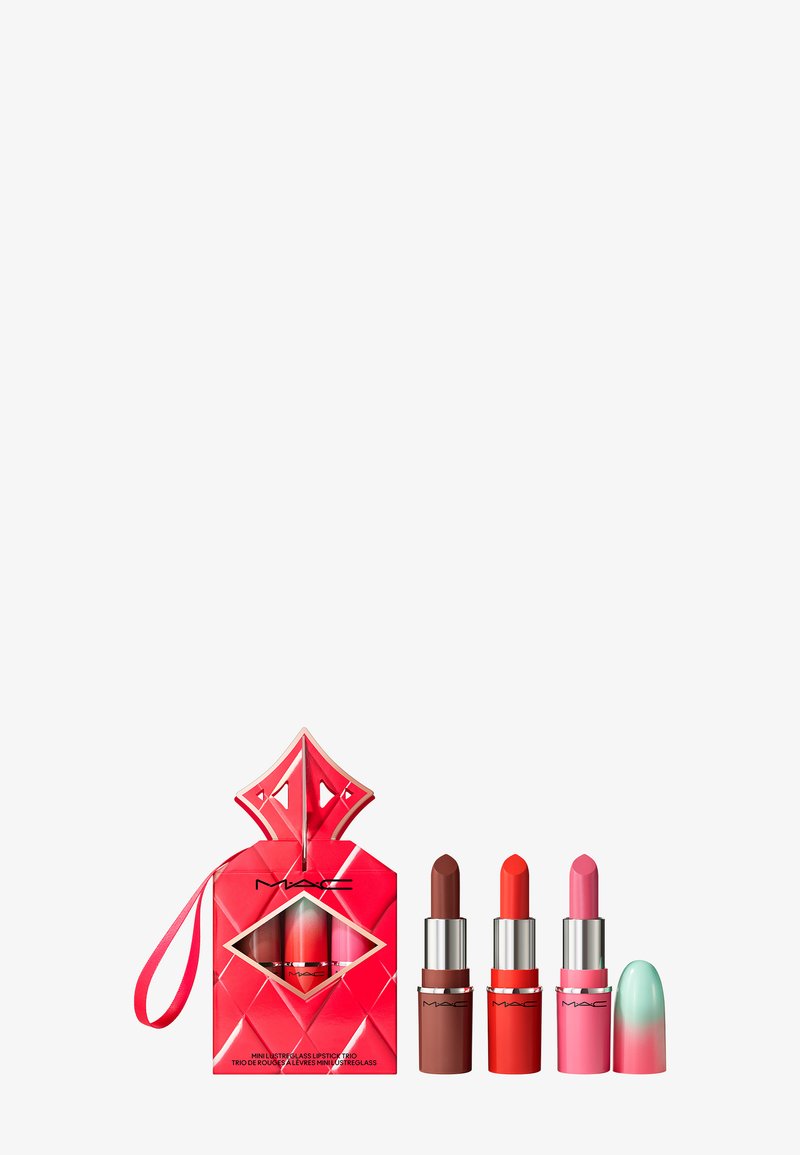 Sett med tre leppestifter i nyanser av brunt, rødt og rosa, presentert i en skinnende rød boks med geometrisk design og klar vindu.