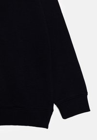 Sudadera negra con puños y dobladillo acanalados. El material parece suave con una textura lisa. Sin patrones ni acentos visibles.