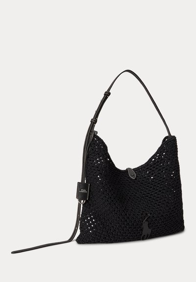 Fekete horgolt válltáska állítható bőr pánttal és Polo Ralph Lauren logóemblémával az elején, egyszínű háttér előtt.