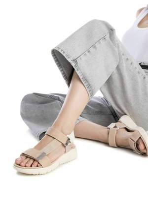XTI Sandalias con plataforma - beige