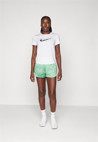 Nike Performance TRAIL - Sportiniai šortai - vapor green/spring green/bicoastal