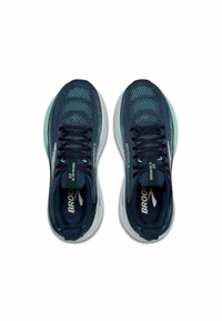 Tmavomodré bežecké topánky s vrchnou časťou z sieťoviny, tyrkysovými akcentmi a bielymi podrážkami. Obsahujú šnúrky a logo "BROOKS" na bočných stranách.