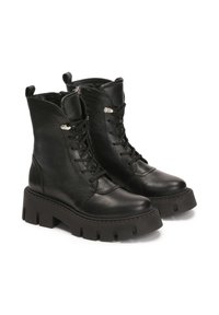 Botine negre din piele cu un finisaj texturat, cu vârf rotund, șireturi în față și o talpă robustă cu detalii canelate.