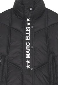 Giubbotto imbottito nero con colletto alto, caratterizzato da un motivo a rombi, bottoni a pressione e testo bianco sul davanti che recita "MARC ELLIS" con stelle.