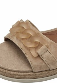 Beige Wildledersandale mit einem breiten Riemen, die mit einer durchsichtigen Kettenakzent versehen ist. Die Sohle hat eine strukturierte Oberfläche und ein dezentes Plateau-Design.