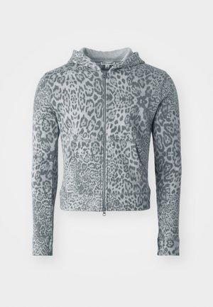 Sudadera con cremallera gris con estampado de leopardo, bolsillos frontales y capucha, mostrada sobre un fondo blanco.