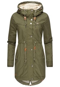 Parka verde oliva con cappuccio foderato in pelliccia sintetica, cordini, molteplici bottoni e tasche. Tessuto testurizzato con orlo arrotondato.