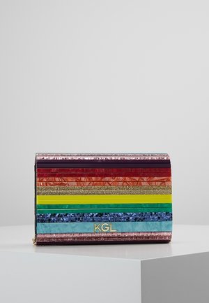 Rechthoekige clutchtas met horizontale kleurrijke gestructureerde strepen in roze, paars, rood, oranje, goud, geel, groen, blauw en turquoise, met KGL-logo.