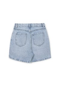 Shorts in denim azzurro chiaro con orlo sfilacciato, dotati di due tasche posteriori e passanti per cintura. Il tessuto presenta una finitura leggermente texture.