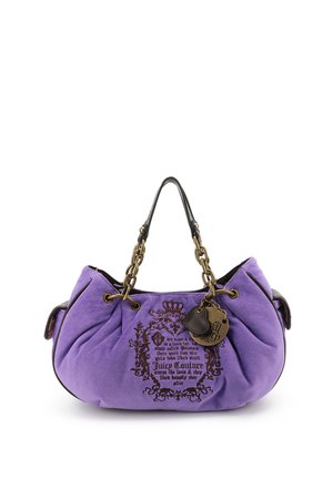 Borsa Juicy Couture in suede viola con logo ricamato marrone, manici a catena dorati e ciondoli decorativi in pelle e metallo.