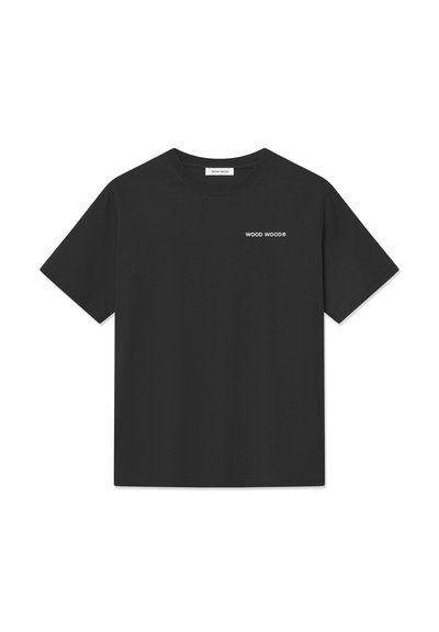 Tricou din bumbac negru, cu mâneci scurte, guler rotund și un mic logo alb "WOOD WOOD" pe pieptul stâng. Design simplu.