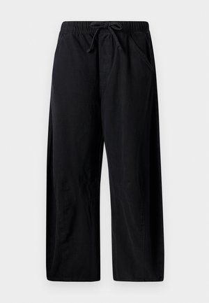 Czarne spodnie typu wide-leg wykonane z miękkiego materiału, z elastycznym paskiem w talii i sznurkiem do regulacji oraz bocznymi kieszeniami. Gładka tekstura i prosty design.