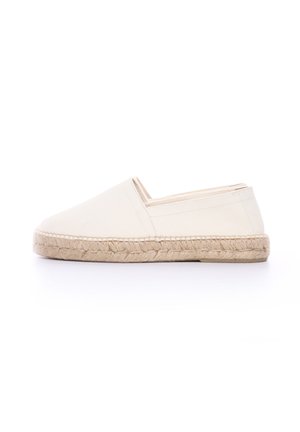 Alpargatas de lienzo en beige con suela de cuerda de yute. Presentan una puntera redondeada y costuras a lo largo del borde superior.