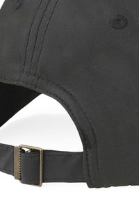 Gorra de béisbol negra con una tela texturizada, visera curva y una correa ajustable con una hebilla metálica en la parte posterior.