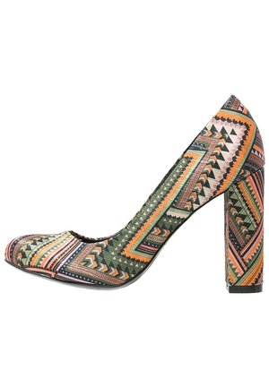 Buty na wysokim obcasie z kolorowym geometrycznym wzorem w zieleni, pomarańczy, różu i czerni, z zaokrąglonym noskiem i klockowym obcasem.